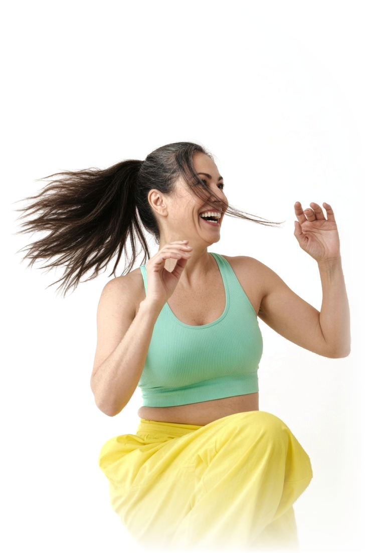 Femme d'environ 45 ans, souriante, haltère à la main, en pleine séance de musculation